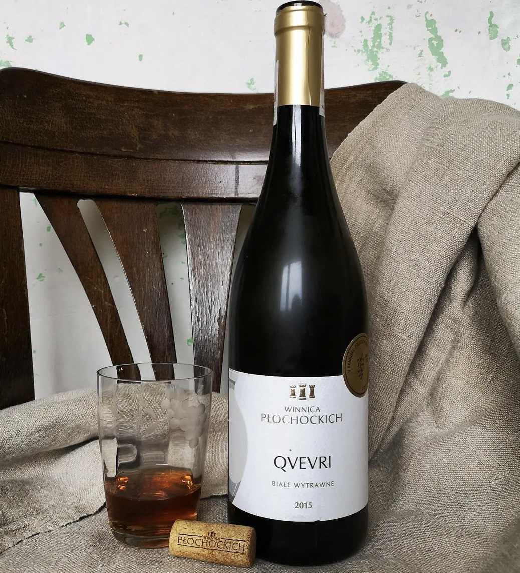 wino naturalne Qvevri w butelce ze szklanką i korkiem